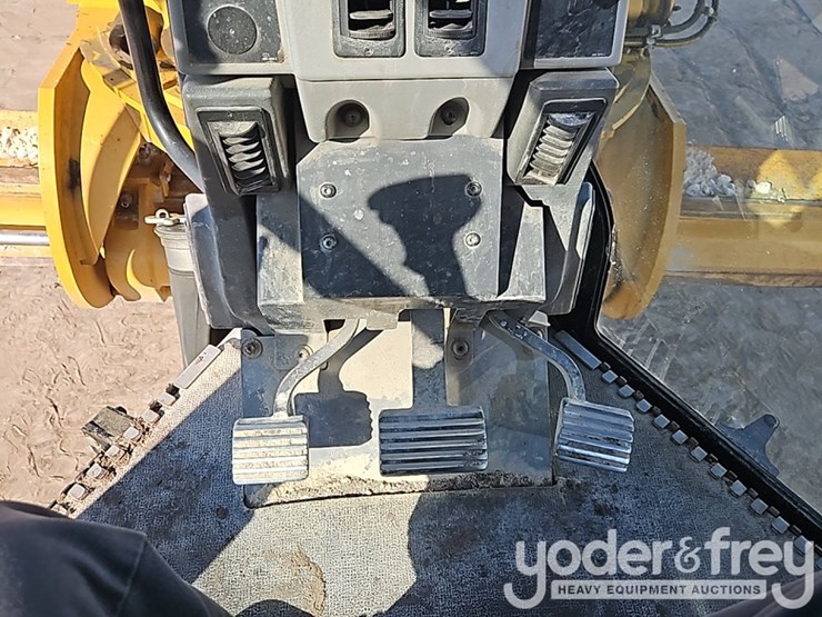 2012-caterpillar-120m-image-27