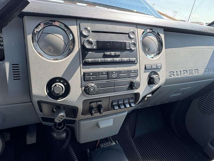 2015-ford-f350-xlt-image-16