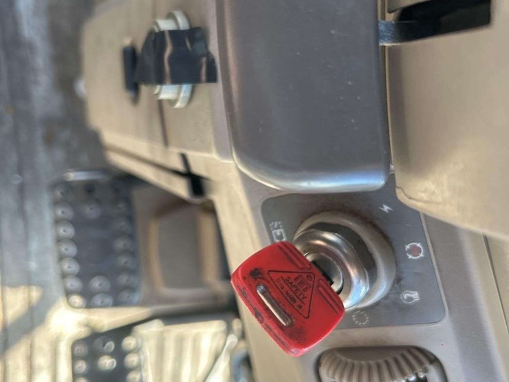 john-deere-7230-131hp-4wd-agricultural-utility-tractor-image-25