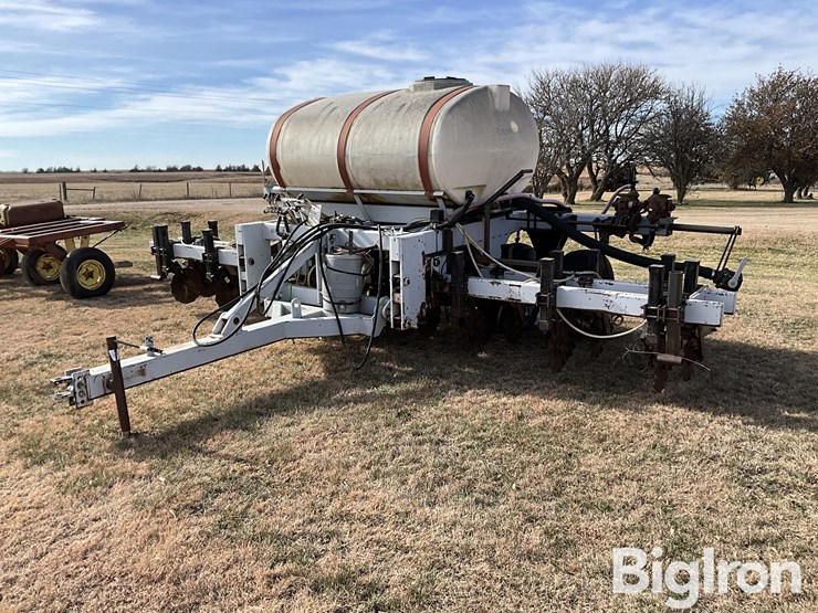 unverferth-8r30-fertilizer-applicator-image-1