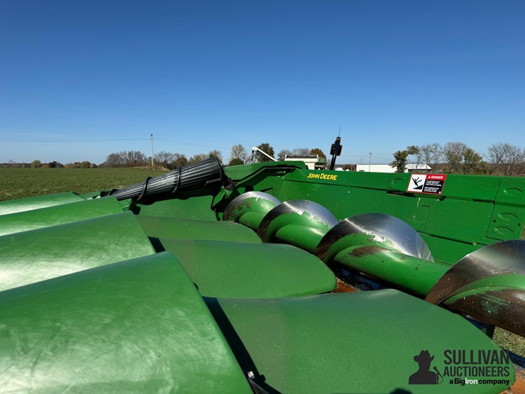 2022-john-deere-c8r-image-13