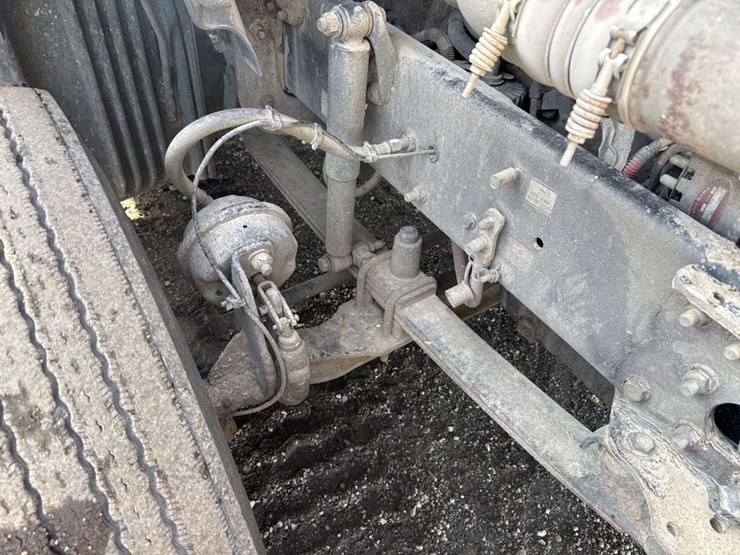 2013-freightliner-cascadia-125-image-24