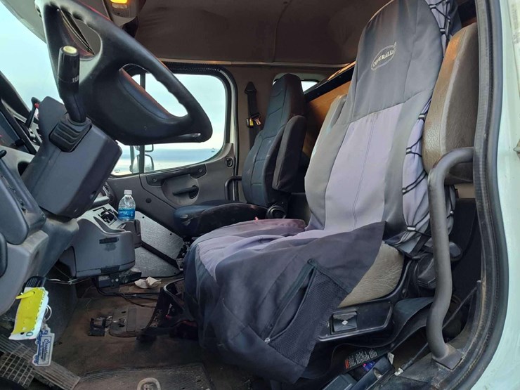 2014-freightliner-m2-106-image-59