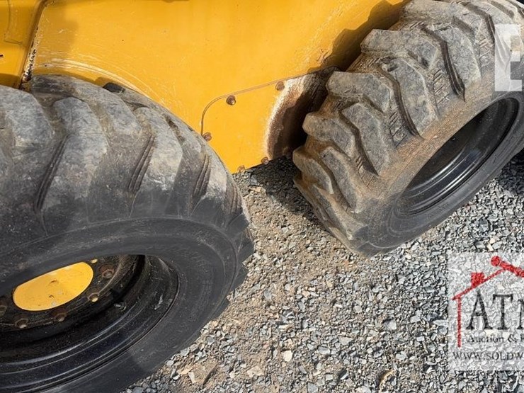 2008-deere-320-image-17