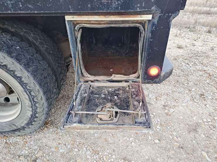 2014-freightliner-m2-106-image-47