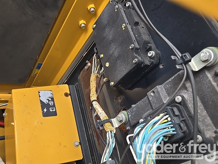 2016-caterpillar-312fgc-image-67