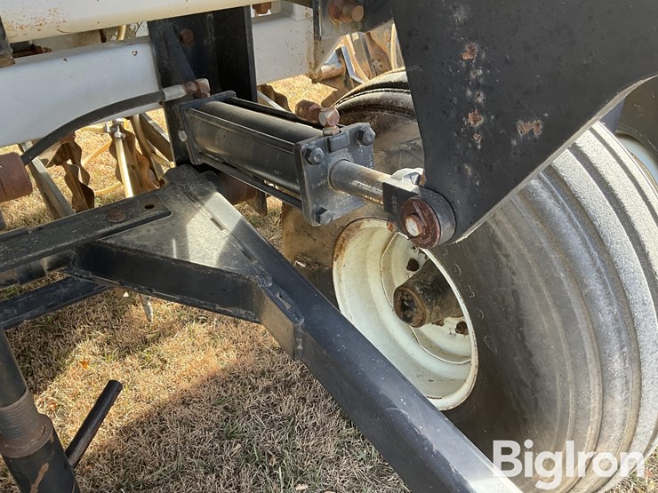 unverferth-8r30-fertilizer-applicator-image-20