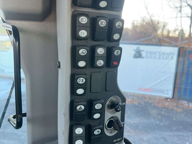 2011-caterpillar-140m-image-24