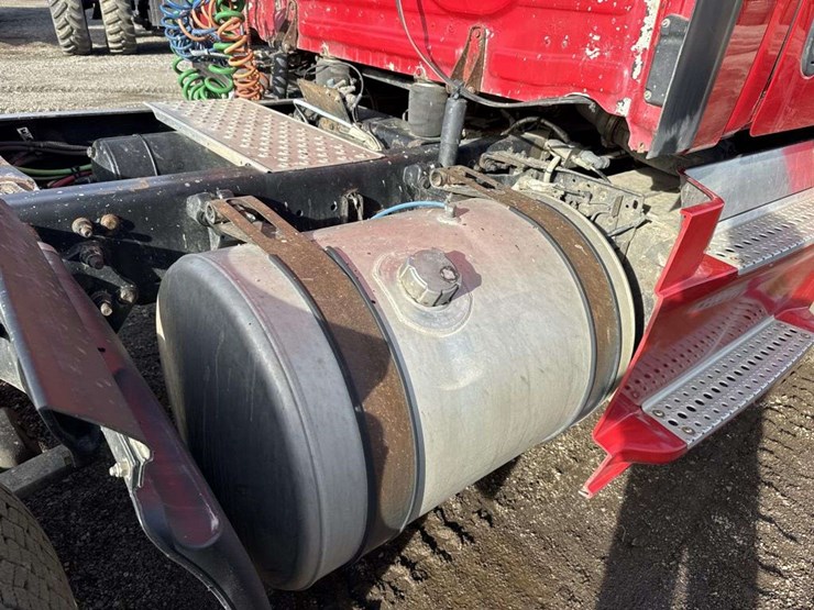 2013-freightliner-cascadia-125-image-19