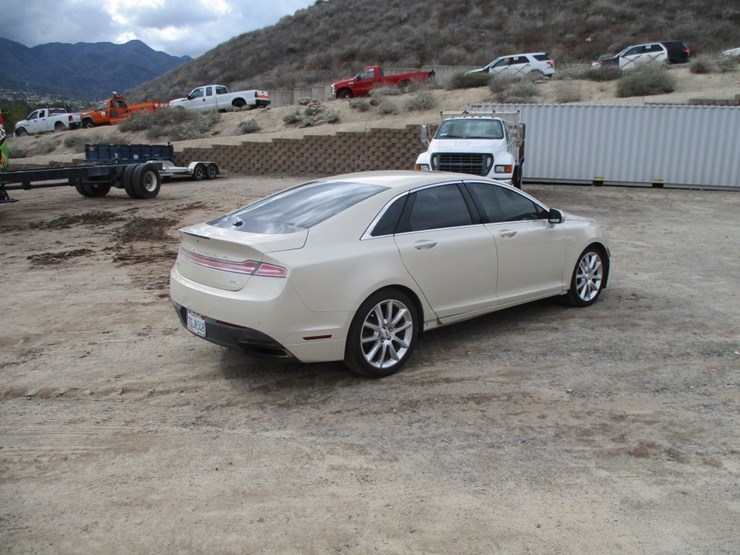 2014-lincoln-mkz-sedan,-image-3