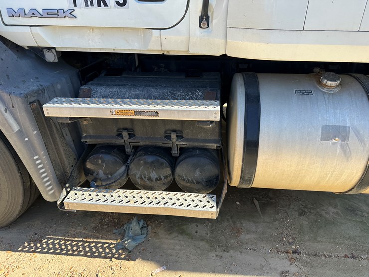 #33712-•-2011-mack-cxu-t/a-sleeper-truck-tractor-1m1aw09y5bm013138-image-32