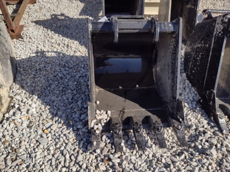 24-in-x-change-excavator-bucket-(qea-4032)-image-1
