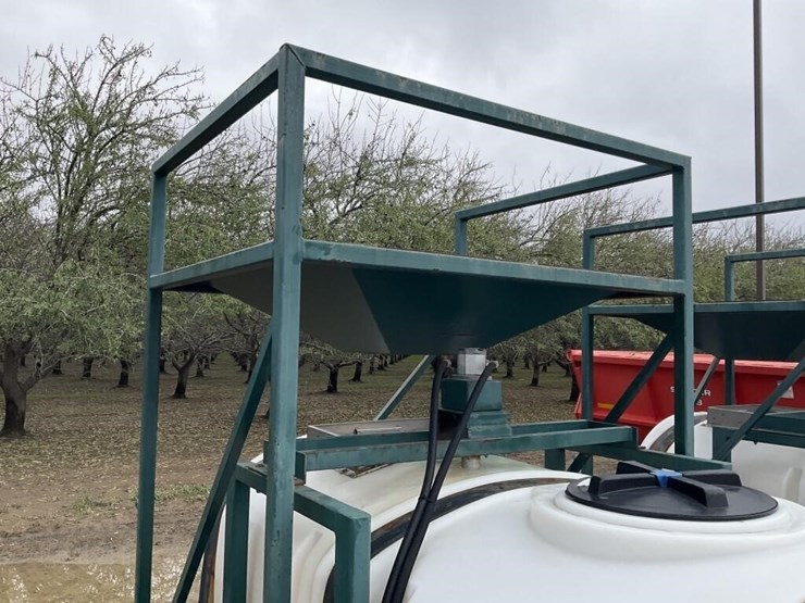 pbm-14'-400g-poly-mixing-tank-trailer-image-13