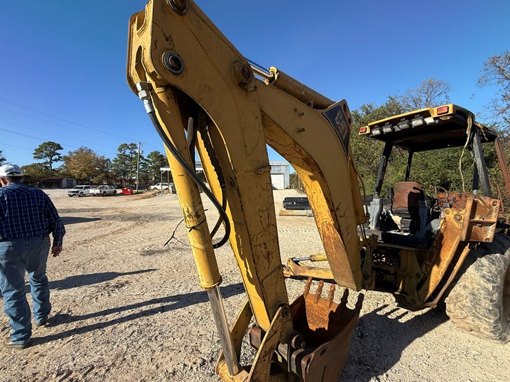 caterpillar-420d-image-24