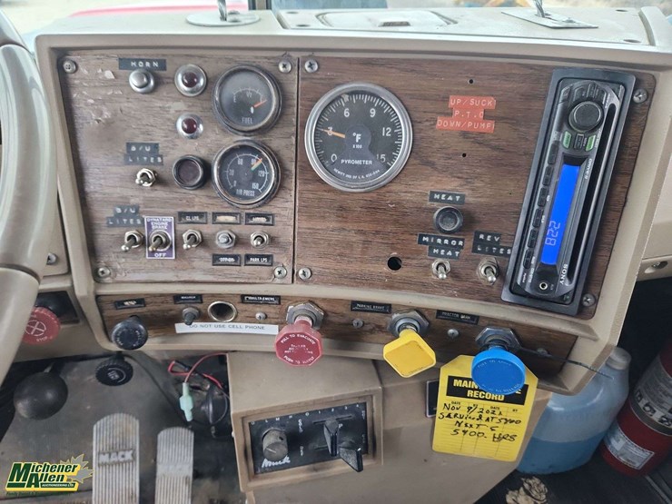 1976-mack-r600-image-12