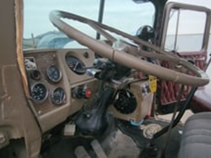 1976-mack-r600-image-6