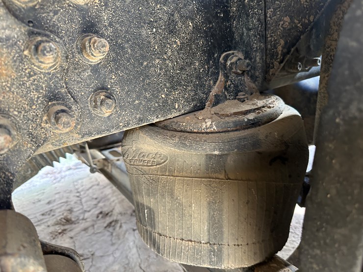 #33710-•-2011-mack-cxu-t/a-sleeper-truck-tractor-1m1aw09y3bm013638-image-19