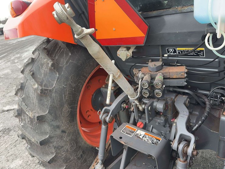2010-kubota-m7040-image-19