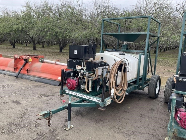 pbm-14'-400g-poly-mixing-tank-trailer-image-3