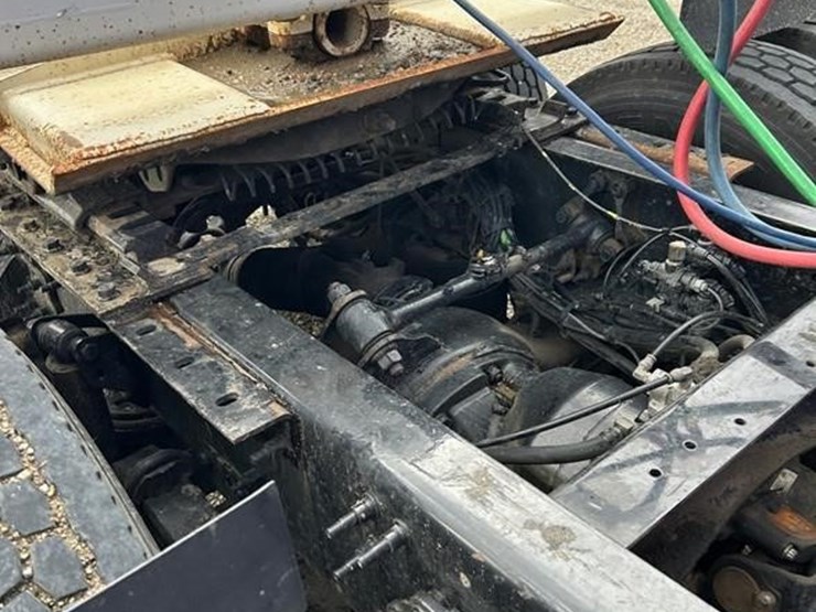 volvo-vnl42t670-image-52