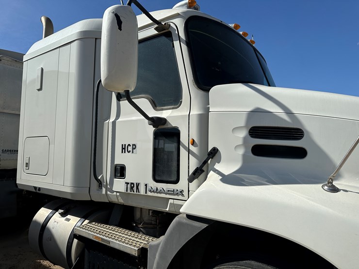 #33704-•-2011-mack-cxu-t/a-sleeper-truck-tractor-1m1aw09y8bm013165-image-41