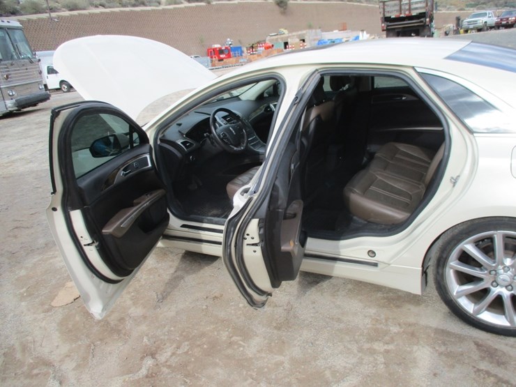 2014-lincoln-mkz-sedan,-image-13