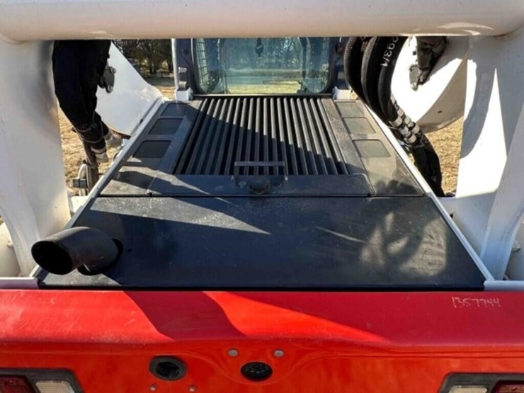 2024-bobcat-t740-image-12