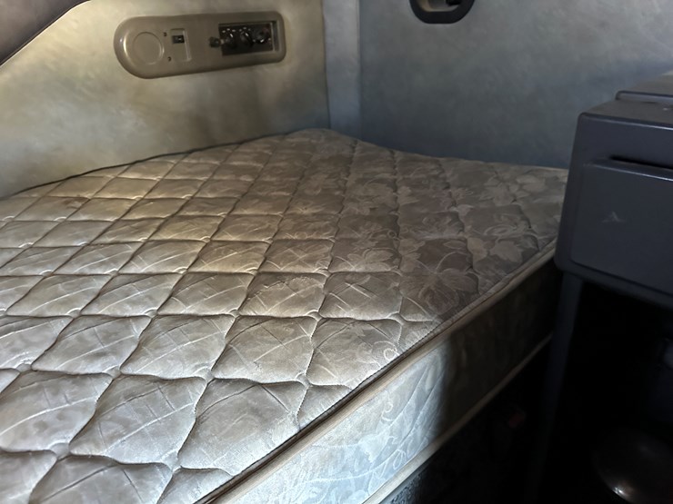 #33710-•-2011-mack-cxu-t/a-sleeper-truck-tractor-1m1aw09y3bm013638-image-83