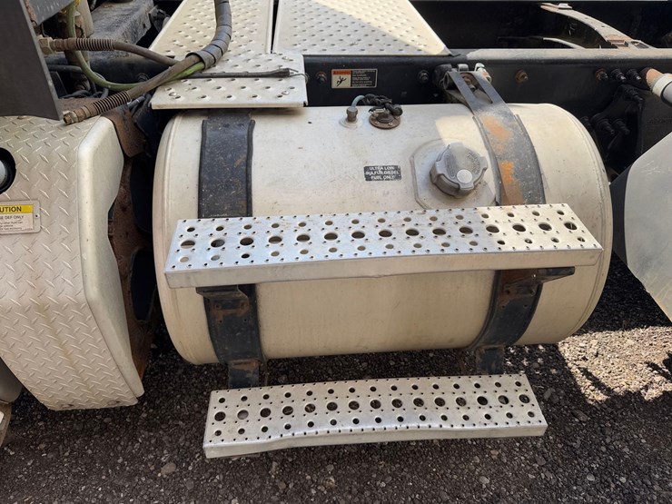 freightliner-semi-tractor-image-11