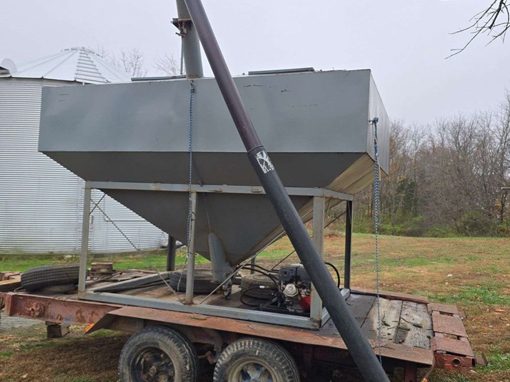 homemade-seed-tender-trailer,-holds-4-pro-boxes,-honda-engine,-with-hyd-control,-steel-auger,-dual-compartment,-on-tandem-axle-trailer,-no-title-image-7