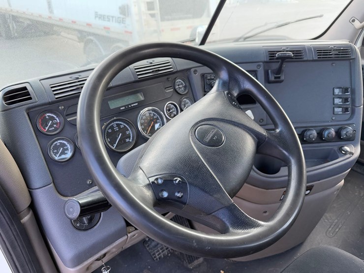 freightliner-semi-tractor-image-30