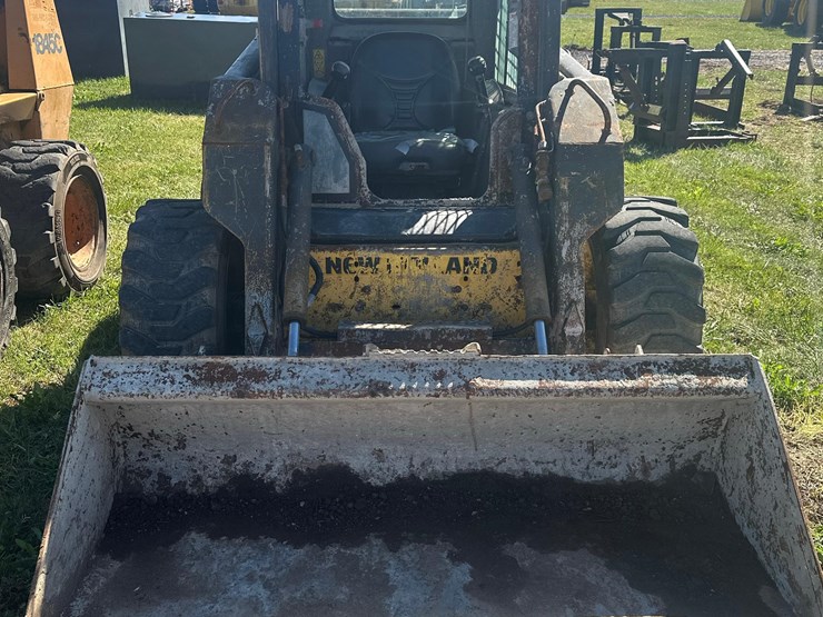 new-holland-l175-image-4