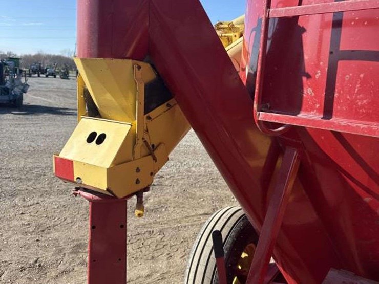 new-holland-353-image-9