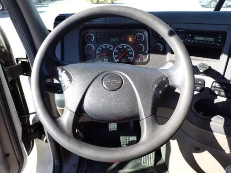 2010-freightliner-cascadia-t/a-hiway-tractor---day-image-16