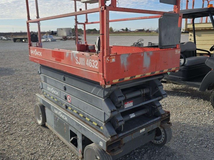 2015-skyjack-sj4632-electric-scissor-lift-297.9-hours,-everything-works-as-it-should,-38ft-working-height-image-3