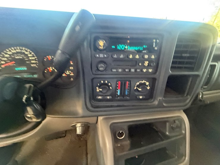 2004-chevrolet-suburban-image-63