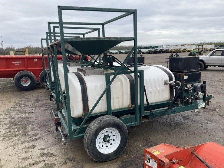 pbm-14'-400g-poly-mixing-tank-trailer-image-4