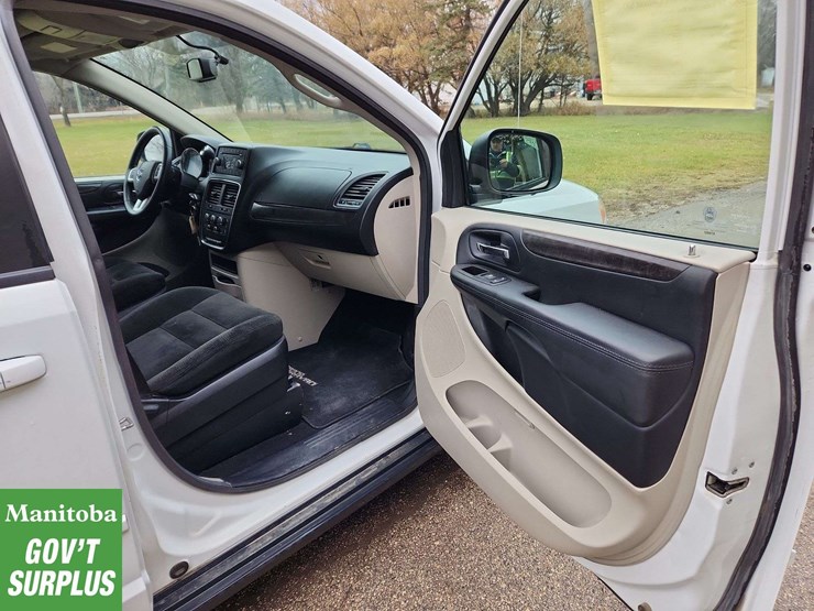 2015-dodge-grand-caravan-image-16