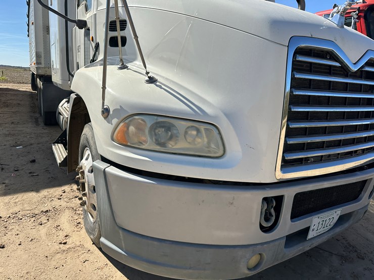 #33704-•-2011-mack-cxu-t/a-sleeper-truck-tractor-1m1aw09y8bm013165-image-39