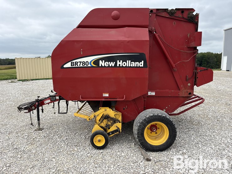 2005-new-holland-br780-image-8