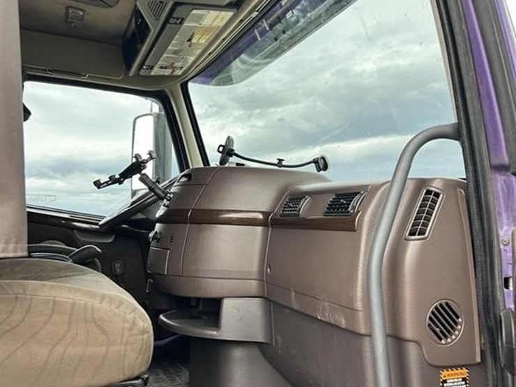 volvo-vnl42t670-image-48