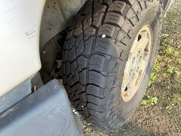 2004-chevrolet-suburban-image-10