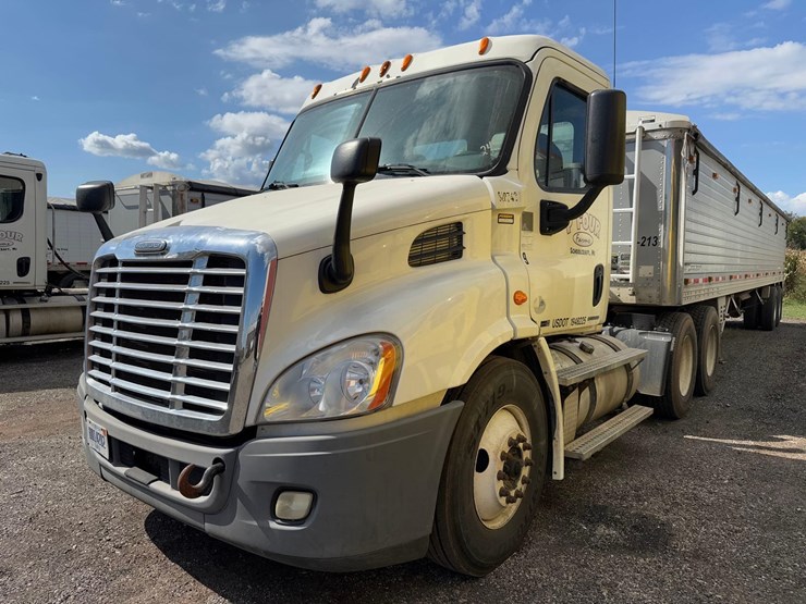 freightliner-semi-tractor-image-3