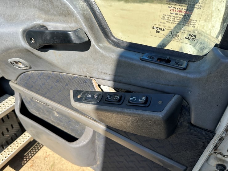 #33710-•-2011-mack-cxu-t/a-sleeper-truck-tractor-1m1aw09y3bm013638-image-78