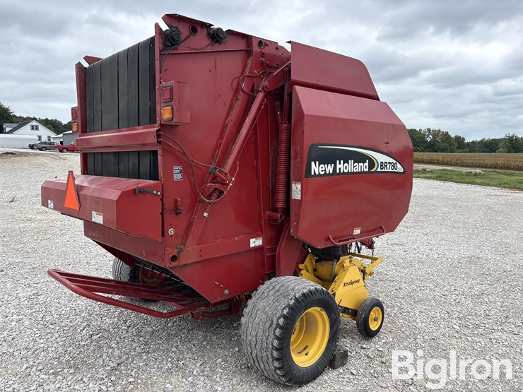 2005-new-holland-br780-image-5