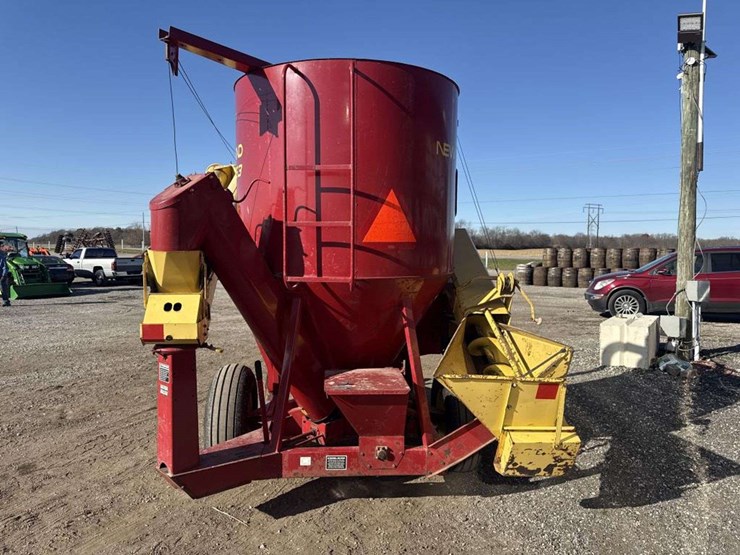 new-holland-353-image-3