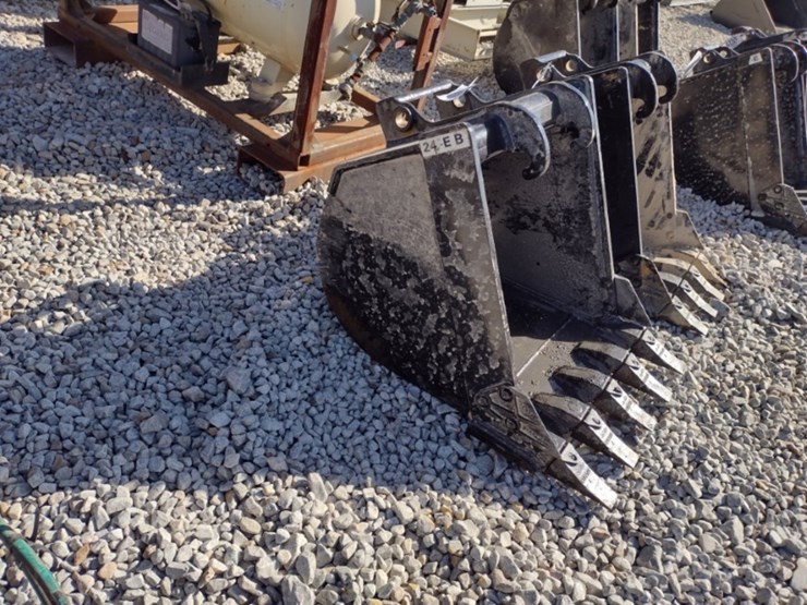 24-in-x-change-excavator-bucket-(qea-4033)-image-2