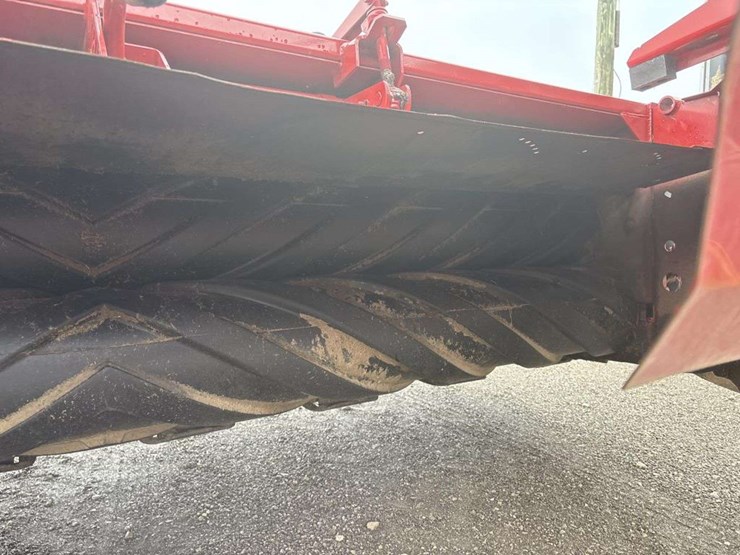 2021-new-holland-210-image-10