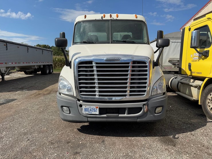 freightliner-semi-tractor-image-2