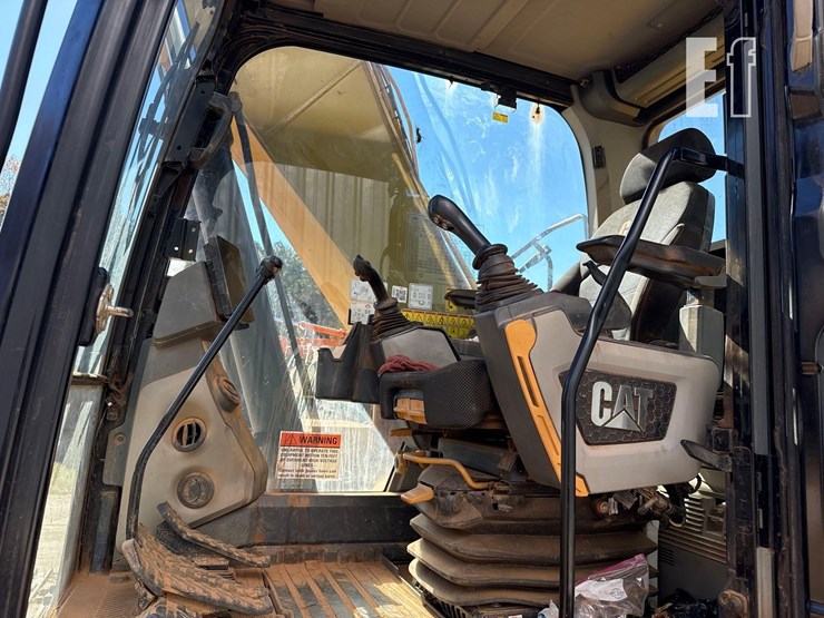 2022-caterpillar-320-image-17